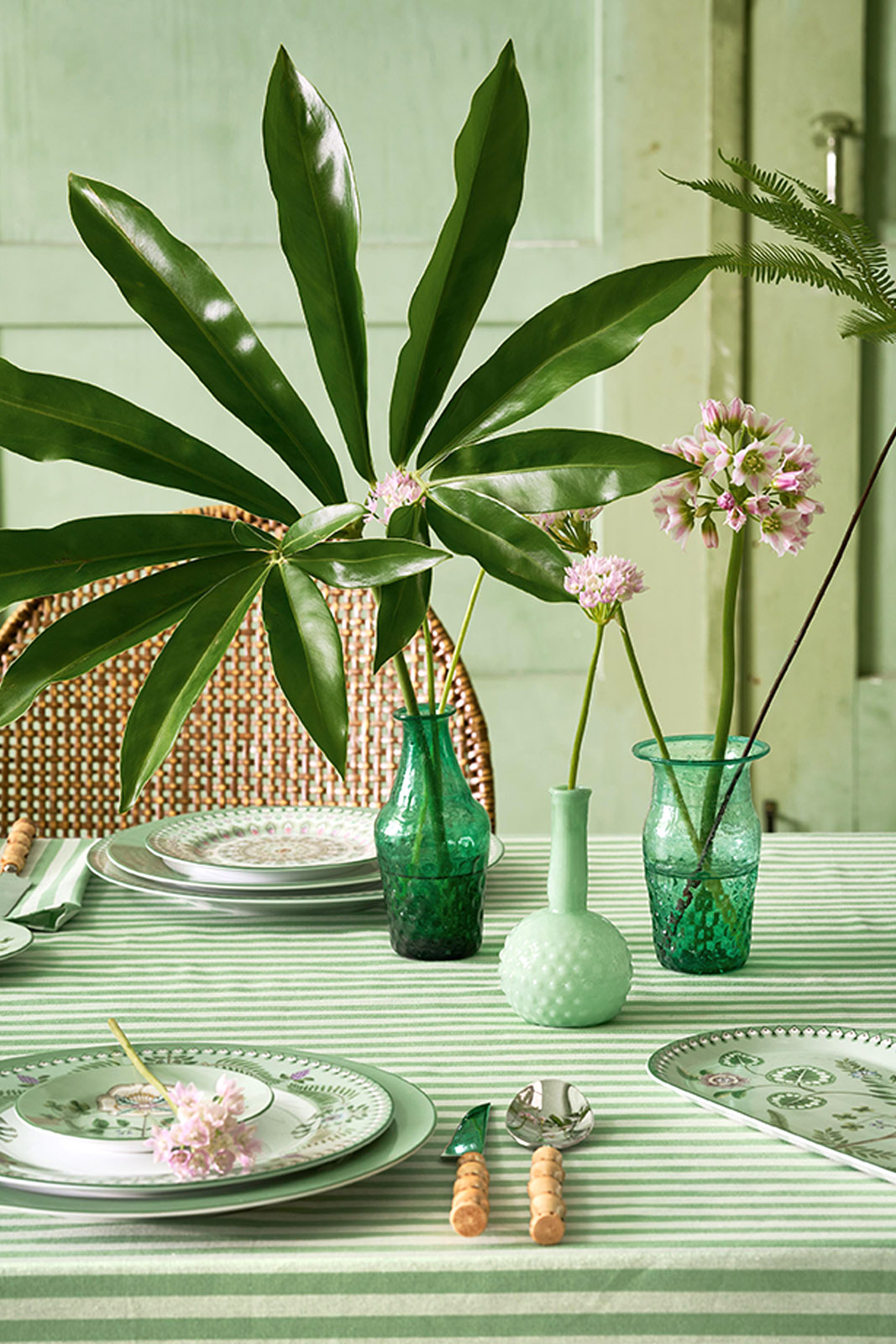 minimalist-sofra-duzeni-az-malzemeyle-goz-alici-siklik